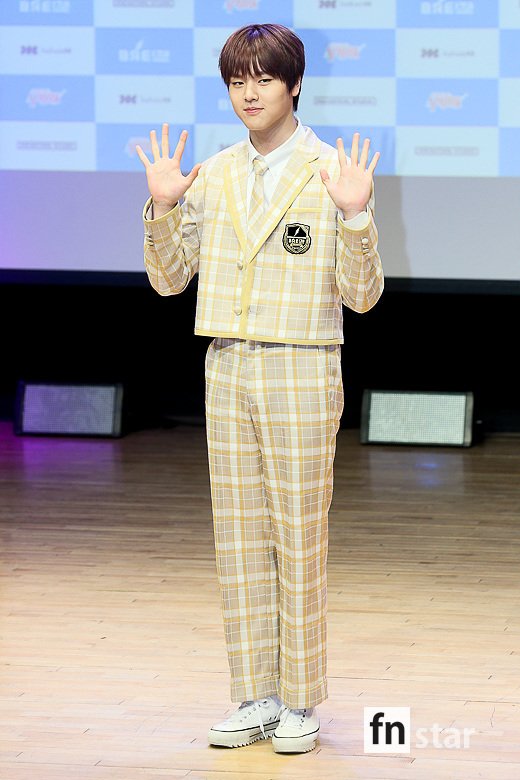 [포토] BAE173 도현, ‘옆을 힐끔’