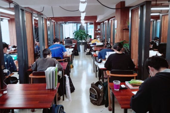 19일 동작구 노량진에 위치한 한 스터디카페는 절반 가량 좌석이 차있었지만 수험생의 모습은 찾기 어려웠다. /사진=윤홍집 기자