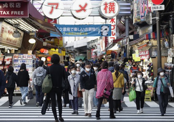 일본의 코로나가 최다 확진을 경신한 19일 도쿄 우에노지역의 전통시장인 아메요코시장이 마스크를 낀 사람들로 북적거린다. AP뉴시스