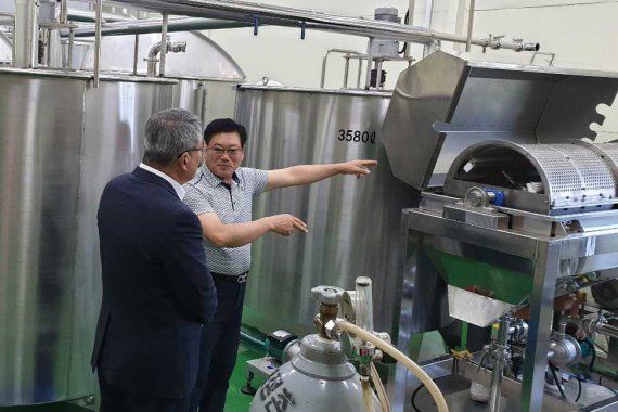 백구영 예천양조 사장이 '영탁막걸리' 제조 과정을 설명하고 있다. 예천양조 제공