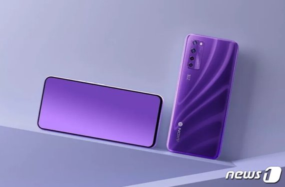 중국 스마트폰 업체 ZTE에서 최초로 UDC 스마트폰 '액손20 5G'의 프로토타입을 공개했으나, 디스플레이 수준이 떨어져 실패작으로 취급 받았다. 액손20 5G 스마트폰 © 뉴스1