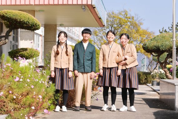 한복교복 입은 전남 강진 작천중 학생들 /사진=문화체육관광부