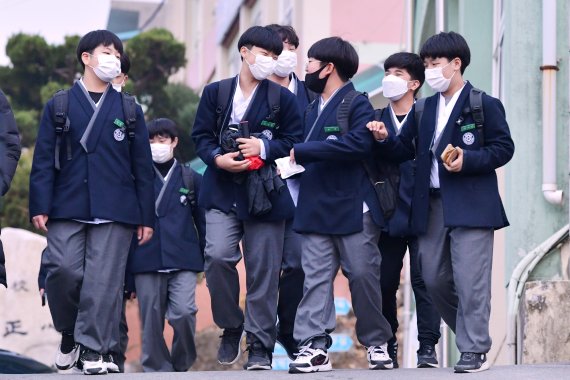 한복교복 입고 하교하는 경북 예천 대창중 학생들 /사진=문화체육관광부