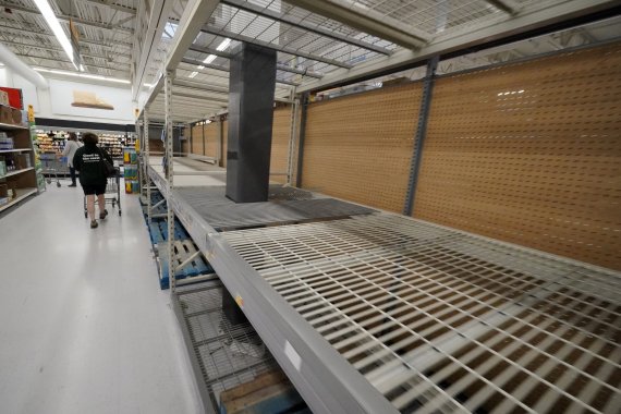 Shelves that usually are stocked with toilet paper and paper towels are empty at a Walmart in Cranberry Township, Pa, Thursday, Nov. 19, 2020. (AP Photo/Gene J. Puskar) /뉴시스/AP /사진=뉴시스 외신화상