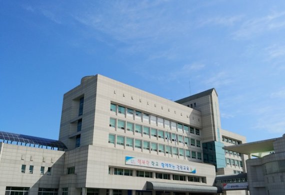 20일 강원도교육청(교육감 민병희)은 20일 ‘강원도 사립유치원 폐쇄인가에 관한 규칙’을 공포했다. 이에, 사립유치원의 폐쇄 시기, 학부모의 폐쇄 동의, 전원조치계획 제출, 폐쇄인가 신청 전 회계정산 완료 등에 대한 사항을 규칙에 명시했다 고 밝혔다.