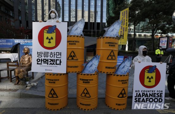 환경운동연합 회원들이 지난 9일 서울 옛 일본대사관 앞에서 후쿠시마 방사능 오염수 해양방류 반대 캠페인을 하고 있다. /사진=뉴시스