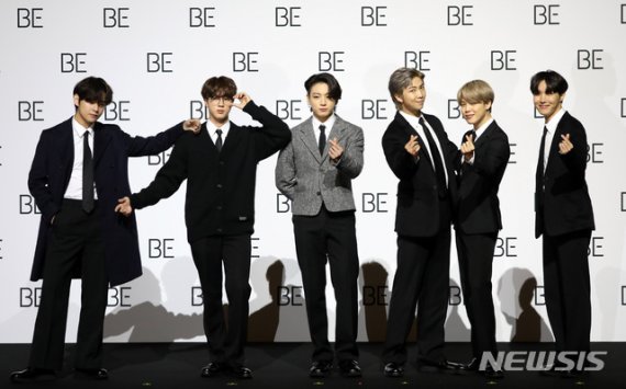 방탄소년단 멤버들이 20일 서울 중구 동대문디자인플라자에서 새 앨범 'BE (Deluxe Edition)' 글로벌 기자간담회 참석하여 기념 촬영을 하고 있다.
