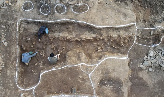 대전 동구 낭월동 일원에서 한국전쟁기 민간인학살 유해발굴 공동조사단의 제9차 유해발굴이 진행되고 있다.2020.11.2/뉴스1 © News1 김기태 기자