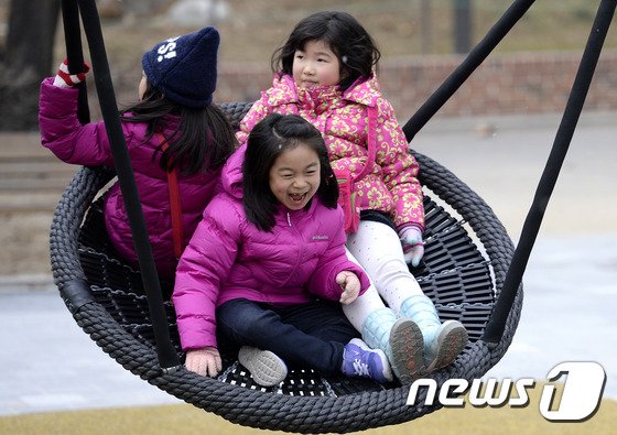 지난 2016년 1월 무장애 통합놀이터인 서울 광진구 어린이대공원 내 꿈틀꿈틀 놀이터에서 어린이들이 신나게 놀고 있다. 지평은 장애단체, 아동단체, 법률가단체로 구성된 추진단과 연대해 모든 아동이 놀이터 접근과 시설 이용에 차별받지 않고 함께 놀 수 있는 통합놀이터를 만들기 위한 법 개정 운동에 참여했다(사진은 기사 내용과 직접적인 관련이 없음). 2016.1.13/뉴스1 © News1 안은나 기자