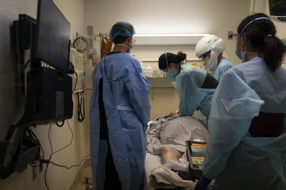 미국 캘리포니아주 로스앤젤레스의 한 병원에서 19일(현지시간) 의료진이 코로나19 환자에게 응급시술을 하고 있다. 사진=AP뉴시스