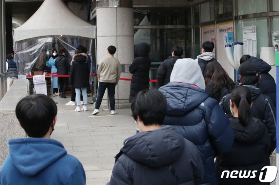 서울 동작구보건소 내 선별진료소에서 학생들이 코로나19 검사를 기다리고 있다. 2020.11.20/뉴스1 © News1 임세영 기자