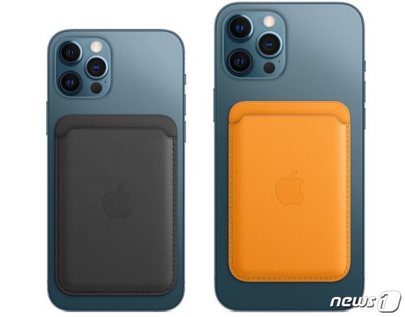 애플이 맥세이프를 출시하며 맥세이프의 자력이 카드를 손상하는 것을 막아주는 카드지갑도 함께 출시했다.(애플 공식 홈페이지 갈무리) © 뉴스1