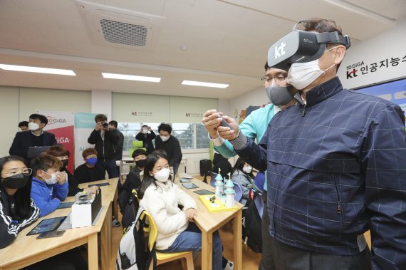 경북 의성군 안계면 안계초등학교 10기가 AI스쿨에서 이철우 경상북도지사가 KT 슈퍼 VR 학습 콘텐츠를 체험하고 있다. KT 제공