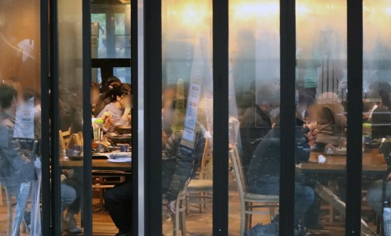 사회적 거리두기를 1.5단계로 격상한 19일 서울의 한 식당에서 직장인들이 식사를 하고 있다. 뉴시스