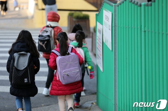 서울 시내의 한 초등학교로 어린이들이 등교하고 있다. 2020.11.5/뉴스1 © News1 이재명 기자