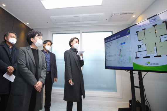 김현미 국토교통부 장관(왼쪽 첫번째)이 22일 서울 은평구 대조동 신축 매입임대 주택을 찾아 관계자로부터 주택 내부에 대한 설명을 듣고 있다. 국토교통부 제공