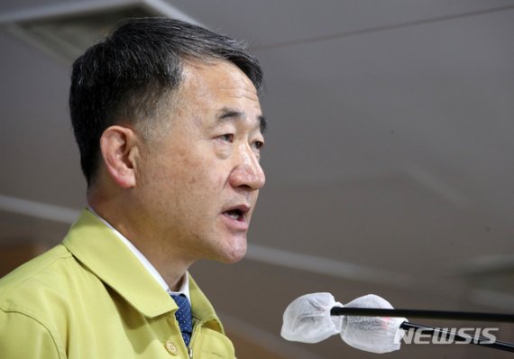 박능후 중앙재난안전대책본부 1차장(보건복지부 장관)이 22일 오후 서울 정부서울청사 브리핑룸에서 코로나19 대응 정례브리핑을 하고 있다. /사진=뉴시스