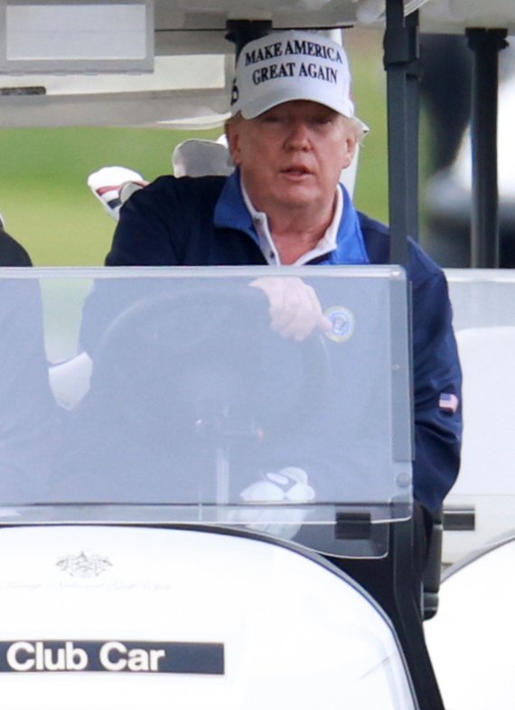 도널드 트럼프 미국 대통령이 22일(현지시간) 버지니아주 스털링의 트럼프 내셔널 골프 클럽에서 골프 카트를 운전하고 있다.로이터뉴스1