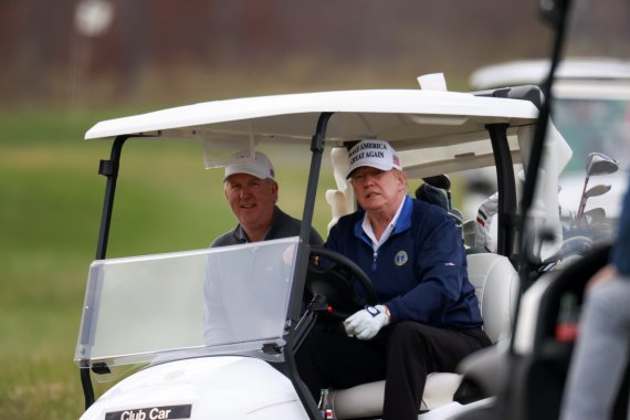 도널드 트럼프 미국 대통령이 22일(현지시간) 버지니아주 스털링의 트럼프 내셔널 골프 클럽에서 골프 카트를 운전하고 있다.로이터뉴스1