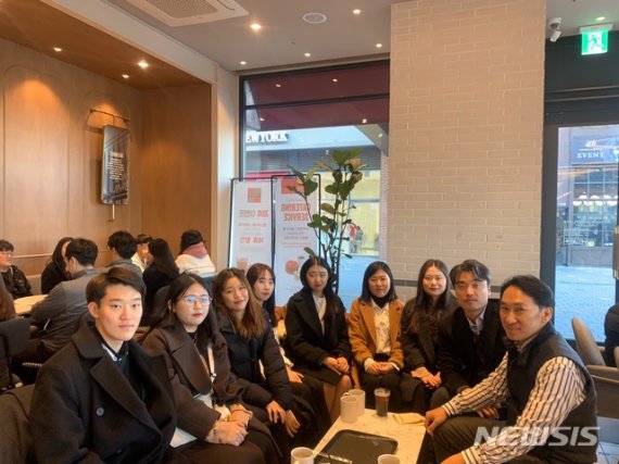 'GS ITM'에 조기취업한 건양대 '기업소프트웨어학부' 학생들이 교수들과 기념촬영을 하고 있다.