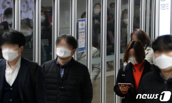 수도권 사회적 거리두기 2단계 격상을 하루 앞둔 23일 오전 서울 광화문역에서 시민들이 마스크를 쓰고 이동하고 있다.<div id='ad_body3' class='mbad_bottom' ></div> /사진=뉴스1
