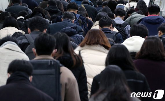 수도권 사회적 거리두기 2단계 격상을 하루 앞둔 지난 23일 서울 광화문역에서 시민들이 마스크를 쓰고 이동하고 있다. / 사진=뉴스1