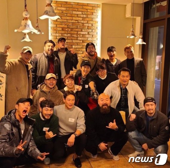 가짜사나이에 교관으로 출연했던 엑스가 지난 15일 인스타그램에 공개한 출연진 단체사진(엑스 인스타그램 갈무리) © 뉴스1