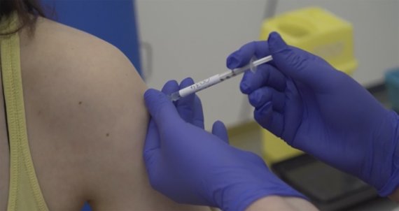 지난 4월23일(현지시간) 영국 옥스퍼드대가 실시한 코로나 바이러스 백신 임상 실험 접종 모습. 23일(현지시간) 아스트라제네카와 옥스퍼드대는 공동으로 개발 중인 백신의 예방 효과가 평균 70%라고 발표했다.AP뉴시스