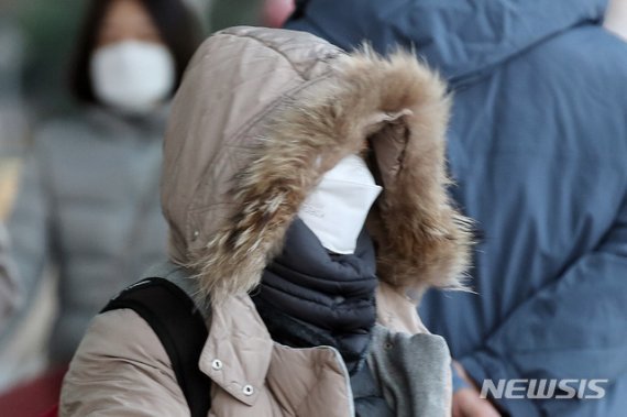 아침 체감온도가 영하권으로 떨어진 지난 23일 오전 서울 여의도 환승센터에서 출근길 시민들이 두꺼운 옷을 껴입고 있다. / 사진=뉴시스