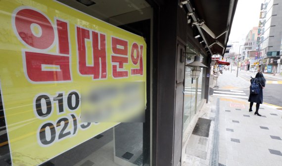 코로나19 재확산으로 폐업한 소상공인들이 늘어나고 있는 가운데 22일 서울 서대문구 이화여대 앞 상가에 임대문의 현수막이 눈에 띈다. 뉴스1