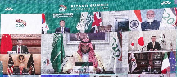 주요20개국(G20) 정상회의 이틀째인 22일 화상을 통해 보이는 문재인 대통령을 비롯한 각국 정상들이 22일 청와대에서 2020년 G20 화상 정상회의(2일차)에 참석해 무함마드 빈 살만 사우디아라비아 왕세자의 발언을 듣고 있다. 뉴시스