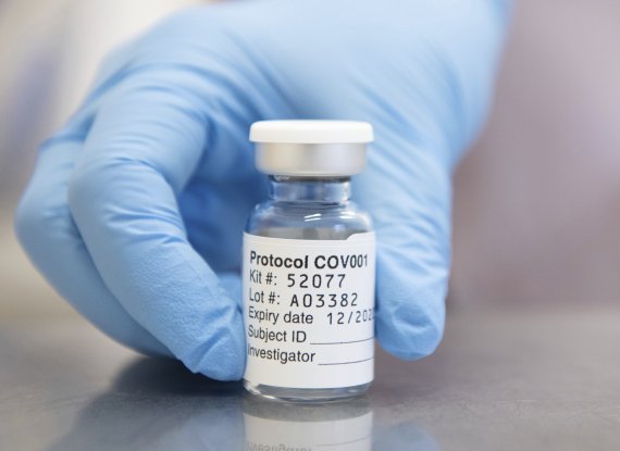 영국 아스트라제네카와 옥스포드 대학이 개발중인 코로나19 백신 후보 물질 표본.AP뉴시스