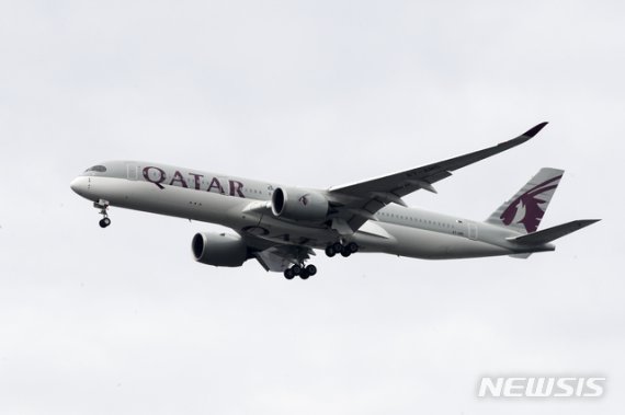 지난해 11월7일(현지시간) 카타르 항공 비행기가 미국 필라델피아 국제 공항에 가까워지고 있다. 사진=뉴시스·AP.