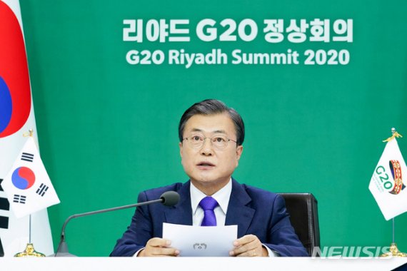 [서울=뉴시스]추상철 기자 = 문재인 대통령이 22일 청와대에서 2020년 G20 화상 정상회의(2일차)에 참석해 제2세션의 주제인 '포용적·지속가능·복원력 있는 미래'와 관련 의제 발언을 하고 있다. 2020.11.23. scchoo@newsis.com