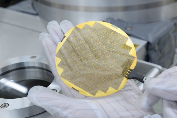 DMC 융합연구단이 개발한 레이더 반도체 송수신기용 질화갈륨 스위치 집적회로 웨이퍼. ETRI 제공