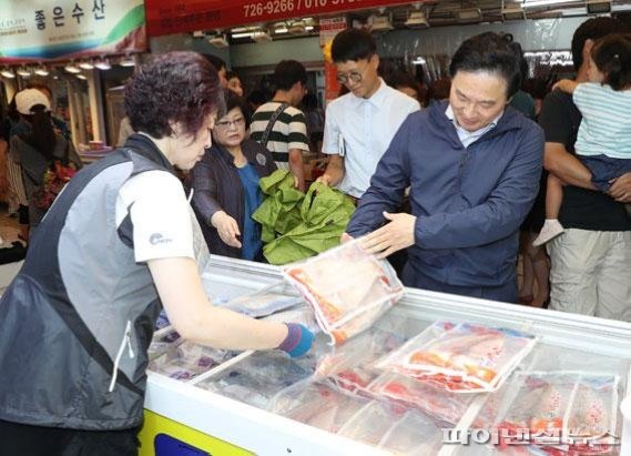 전통시장 민심 탐방에 나선 원희룡 제주도지사 /사진=fnDB