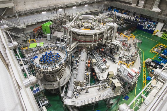KSTAR는 국내 기술로 개발한 초전도핵융합연구장치로 이번 플라즈마 실험에서 핵융합 핵심 조건인 1억℃ 초고온 플라즈마를 20초 이상 연속 운전하는 데 성공했다. 핵융합연구원 제공