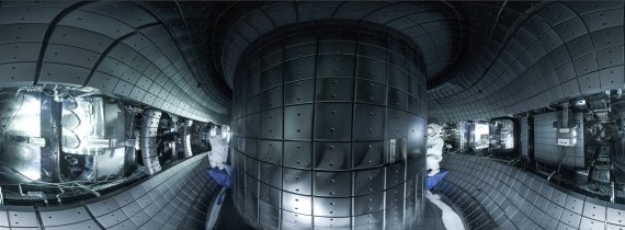 한국핵융합에너지연구원 연구진이 초전도핵융합연구장치 KSTAR의 진공용기 내부를 점검하고 있다. 핵융합연구원 제공