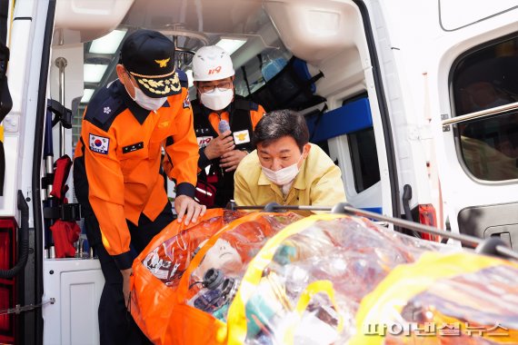 원희룡 제주도지사가 제주소방서 항만119센터에서 새로 도입된 음압특수구급차를 활용한 환자 이송을 시연하고 있다.
