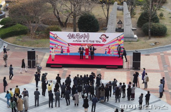 24일 오후 3시 시청 햇빛광장에서 송철호 울산시장과 박태완 중구청장, 울산 중구 관광캐릭터인 ‘울산큰애기’ 등이 참석한 가운데 공동 홍보.활용 협약식이 열렸다.