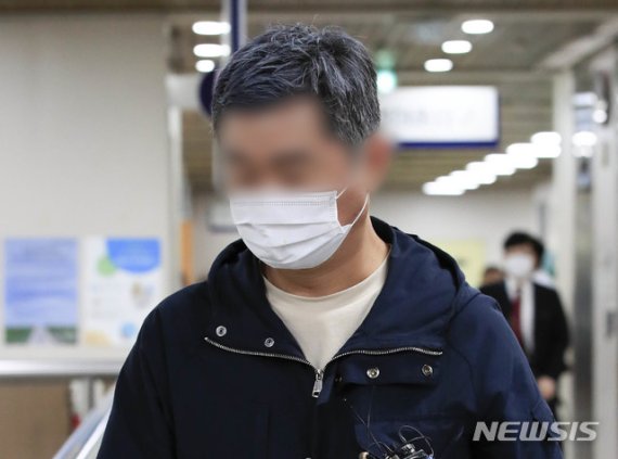 '웅동학원 비리' 관련 의혹을 받고 있는 조국 전 법무부 장관의 동생 조모 씨가 지난 9월18일 오후 서울 서초구 서울중앙지방법원으로 출석하고 있다. 조모 씨는 1심에서 징역 1년을 선고 받고 법정 구속됐다. /사진=뉴시스