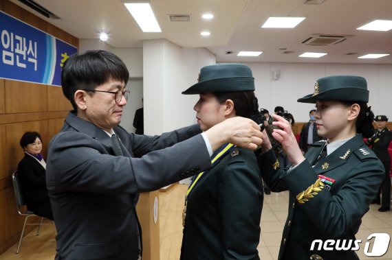 박재민 국방부 차관이 지난 3월 서울 성북구 성신여자대학교에서 열린 ‘2020년 성신여대 학군단 장교 임관식’에서 대통령상을 수상한 이수지 육군 소위에게 상장을 수여한 후 메달을 걸어주고 있다. (국방부 제공) 2020.3.2/뉴스1 /사진=뉴스1