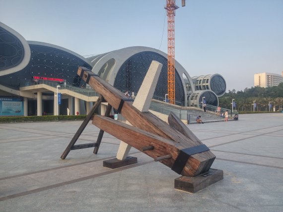 중국 광동성 실크로드박물관(남해1호 전시) 외부 닻돌 모형 전시 /사진=문화재청