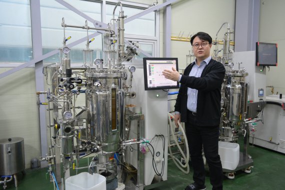 김의중 제노포커스 대표가 대전 유성구 소재 본사 공장에서 설비에 대해 소개하고 있다. 제노포커스 제공