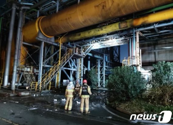 24일 오후 4시2분쯤 포스코 광양제철소 1고로 부대설비에서 폭발이 발생해 3명이 사망했다..(전남소방본부 제공)2020.11.24/뉴스1 © News1