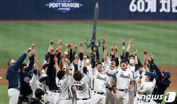 24일 오후 서울 구로구 고척스카이돔에서 열린 프로야구 2020 신한은행 SOL KBO 포스트시즌 한국시리즈 6차전 두산 베어스와 NC 다이노스의 경기에서 NC가 4대2 완승을 거두며 우승을 차지했다. /사진=뉴스1