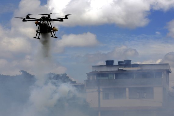 지난 2020년 11월24일(현지시간) 브라질 수도 브라질리아 근교에서 드론을 이용해 모기 퇴치용 연막을 살포하고 있다.AP뉴시스