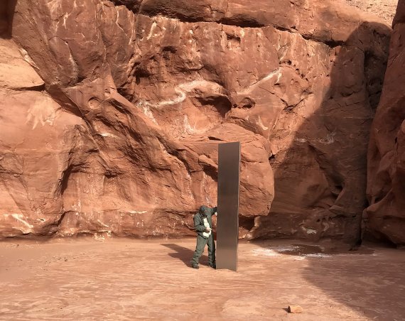 23일(현지시간) 미국 유타주 공공안전부가 사진으로 공개한 사막에서 발견한 정체불명의 금속 기둥. 헬기 비행 중 발견됐다.AP사진