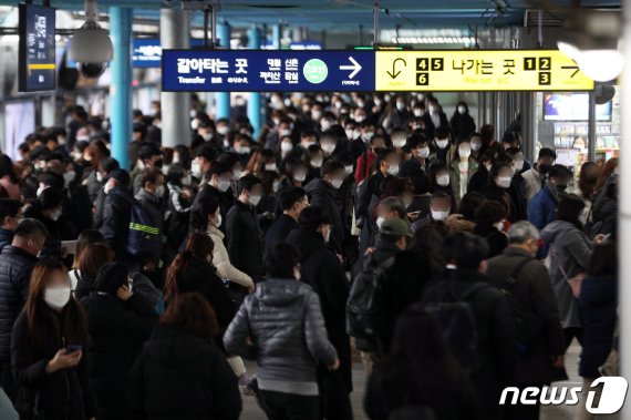 수도권 지역에 사회적 거리두기 2단계가 적용된 지난 24일 서울 구로구 신도림역에서 출근길 시민들이 마스크를 착용한 채 발걸음을 옮기고 있다. 뉴스1 제공