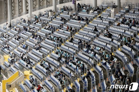 24일 오후 프로야구 2020 신한은행 SOL KBO 포스트시즌 한국시리즈 6차전 두산베어스와 NC다이노스의 경기가 열리는 서울 구로구 고척스카이돔 관중석들이 비어있다. 신종 코로나바이러스 감염증(코로나19) 확산에 따른 사회적 거리두기 2단계 격상으로 고척스카이돔 관중이 30%선에서 10%이내로 축소됐다. 2020.11.24/뉴스1 © News1 이승배 기자